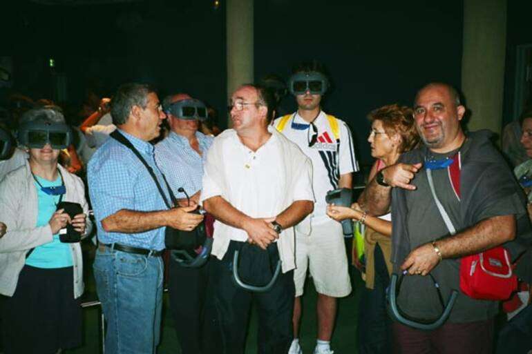 01 Los de Azuelo se preparan para aterrizar en Futuroscope. Gafas de tres dimensiones y Martín y Pedro que no se ponen de acuerdo