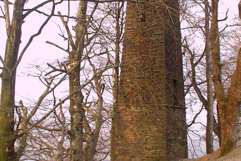 Desde esta torre se vigila la entrada de palomas, sorprendió el material del que estaba costruida, -piedra-