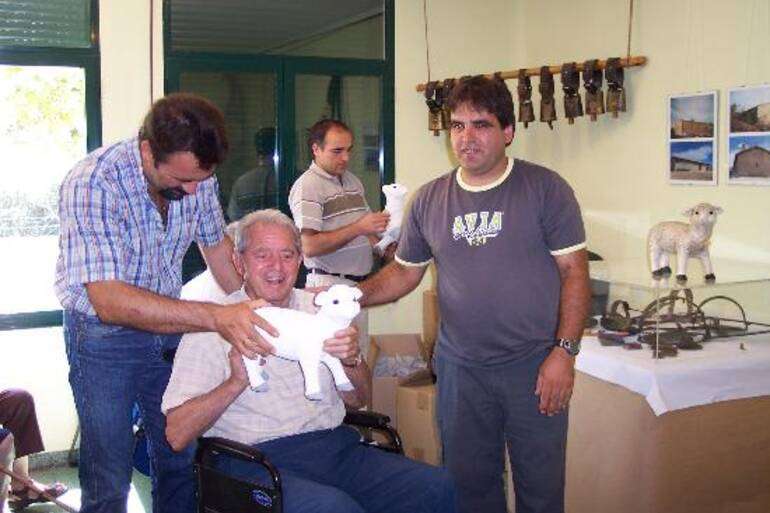Arturo recibiendo el homenaje a los pastores de Azuelo