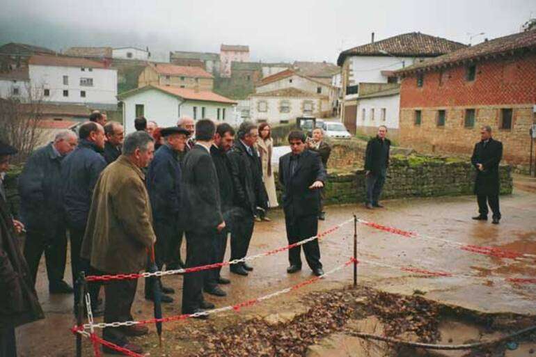 Jose Ignacio Crespo Vicente explica al Presidente y Consejero lo que se iba a hacer en el Lavadero de La Calzada